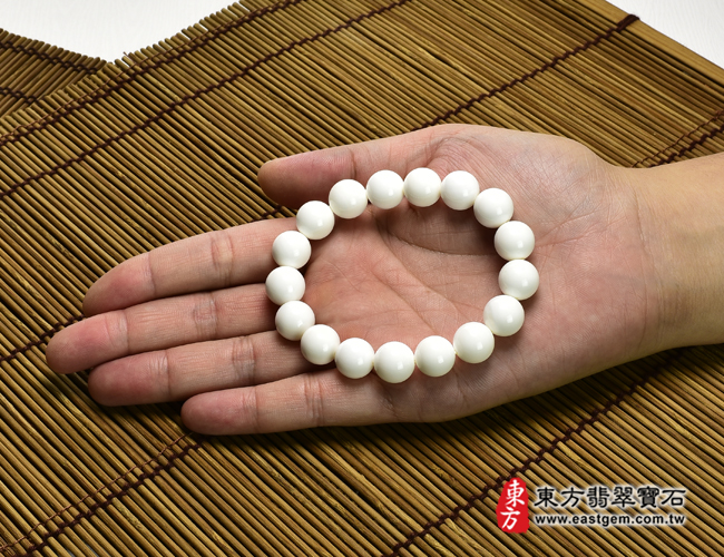 白硨磲手鍊大小示意照片 白硨磲手鍊（白硨磲珠子，珠徑約12mm，17顆珠，WCG110）。客製化設計各種白硨磲珠串、白硨磲珠子、白硨磲手鍊、白硨磲手珠。★附東方翡翠寶石保證卡