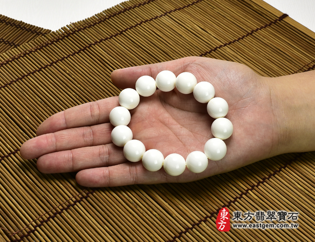 白硨磲手鍊大小示意照片 白硨磲手鍊（白硨磲珠子，珠徑約15mm，14顆珠，WCG112）。客製化設計各種白硨磲珠串、白硨磲珠子、白硨磲手鍊、白硨磲手珠。★附東方翡翠寶石保證卡