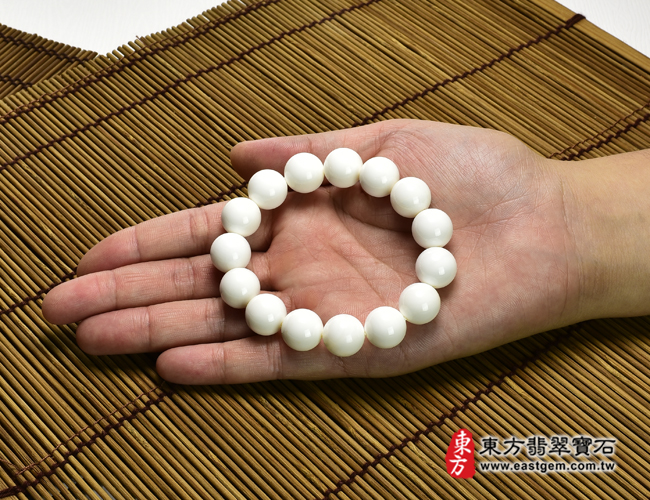 白硨磲手鍊大小示意照片 白硨磲手鍊（白硨磲珠子，珠徑約14mm，15顆珠，WCG113）。客製化設計各種白硨磲珠串、白硨磲珠子、白硨磲手鍊、白硨磲手珠。★附東方翡翠寶石保證卡