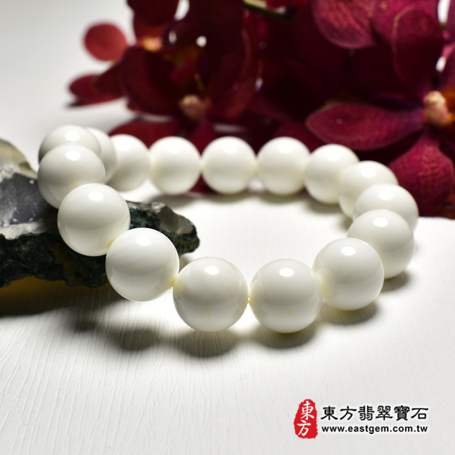 白硨磲手鍊左側照片 白硨磲手鍊（白硨磲珠子，珠徑約14mm，15顆珠，WCG117）。客製化設計各種白硨磲珠串、白硨磲珠子、白硨磲手鍊、白硨磲手珠。★附東方翡翠寶石保證卡