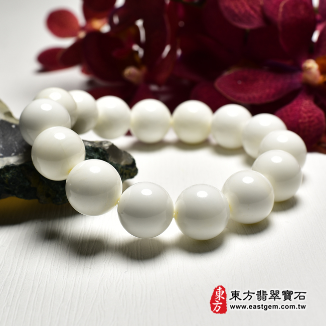 白硨磲手鍊左側照片 白硨磲手鍊（白硨磲珠子，珠徑約14mm，15顆珠，WCG119）。客製化設計各種白硨磲珠串、白硨磲珠子、白硨磲手鍊、白硨磲手珠。★附東方翡翠寶石保證