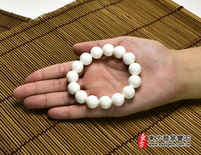 白硨磲手鍊大小示意照片 白硨磲手鍊（白硨磲珠子，珠徑約14mm，15顆珠，WCG119）。客製化設計各種白硨磲珠串、白硨磲珠子、白硨磲手鍊、白硨磲手珠。★附東方翡翠寶石保證