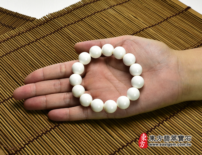 白硨磲手鍊大小示意照片 白硨磲手鍊（白硨磲珠子，珠徑約14mm，15顆珠，WCG121）。客製化設計各種白硨磲珠串、白硨磲珠子、白硨磲手鍊、白硨磲手珠。★附東方翡翠寶石保證卡