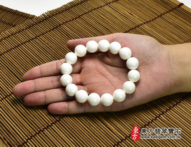 白硨磲手鍊大小示意照片 白硨磲手鍊（白硨磲珠子，珠徑約14mm，16顆珠，WCG124）。客製化設計各種白硨磲珠串、白硨磲珠子、白硨磲手鍊、白硨磲手珠。★附東方翡翠寶石保證卡