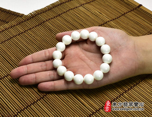白硨磲手鍊大小示意照片 白硨磲手鍊（白硨磲珠子，珠徑約14mm，16顆珠，WCG126）。客製化設計各種白硨磲珠串、白硨磲珠子、白硨磲手鍊、白硨磲手珠。★附東方翡翠寶石保證卡
