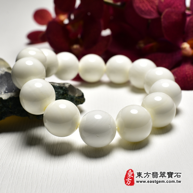 白硨磲手鍊左側照片 白硨磲手鍊（白硨磲珠子，珠徑約16mm，14顆珠，WCG130）。客製化設計各種白硨磲珠串、白硨磲珠子、白硨磲手鍊、白硨磲手珠。★附東方翡翠寶石保證卡