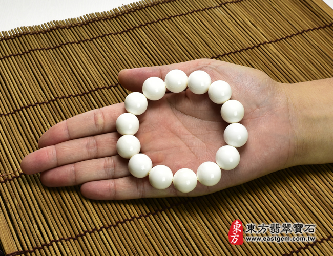 白硨磲手鍊大小示意照片 白硨磲手鍊（白硨磲珠子，珠徑約16mm，14顆珠，WCG131）。客製化設計各種白硨磲珠串、白硨磲珠子、白硨磲手鍊、白硨磲手珠。★附東方翡翠寶石保證卡