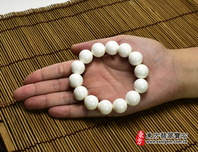 白硨磲手鍊大小示意照片 白硨磲手鍊（白硨磲珠子，珠徑約16mm，14顆珠，WCG135）。客製化設計各種白硨磲珠串、白硨磲珠子、白硨磲手鍊、白硨磲手珠。★附東方翡翠寶石保證卡