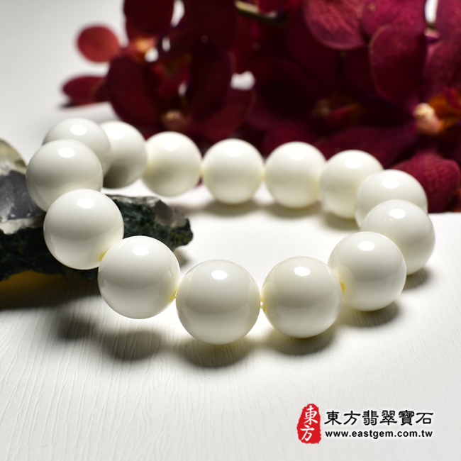 白硨磲手鍊左側照片 白硨磲手鍊（白硨磲珠子，珠徑約16mm，14顆珠，WCG136）。客製化設計各種白硨磲珠串、白硨磲珠子、白硨磲手鍊、白硨磲手珠。★附東方翡翠寶石保證卡