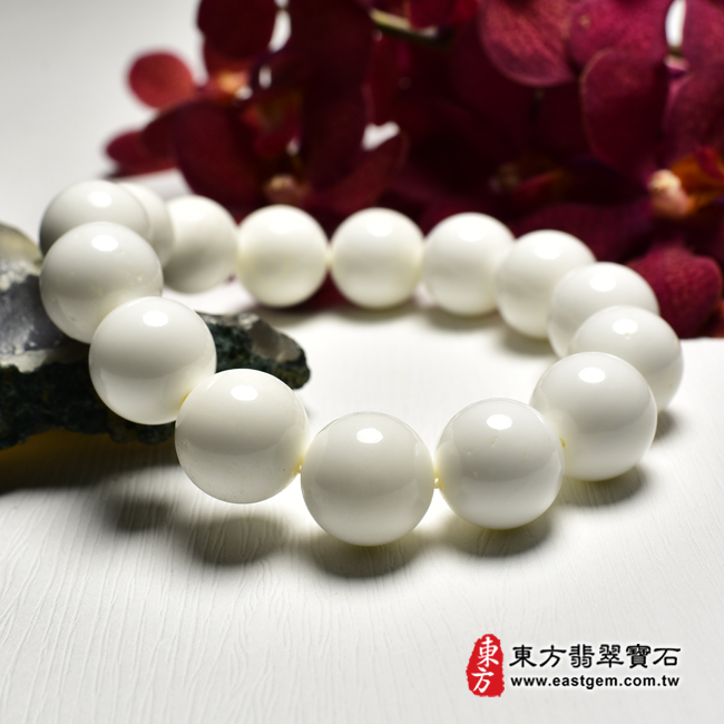 白硨磲手鍊左側照片 白硨磲手鍊（白硨磲珠子，珠徑約16mm，15顆珠，WCG137）。客製化設計各種白硨磲珠串、白硨磲珠子、白硨磲手鍊、白硨磲手珠。★附東方翡翠寶石保證卡