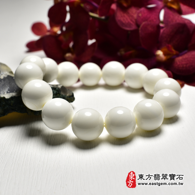白硨磲手鍊左側照片 白硨磲手鍊（白硨磲珠子，珠徑約16mm，15顆珠，WCG139）。客製化設計各種白硨磲珠串、白硨磲珠子、白硨磲手鍊、白硨磲手珠。★附東方翡翠寶石保證卡