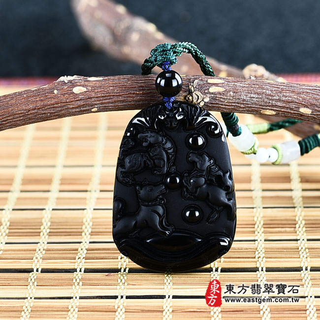 黑曜石生肖虎三合貴人項鍊玉珮情境照片（生肖屬虎，最適合配戴三合貴人項鍊，虎馬狗：虎牌黑曜石生肖虎玉珮、黑曜石生肖虎玉墜、虎十二生肖項鍊）。全黑黑曜石虎，ZH-131。客製化訂做各種黑曜石生肖虎吊墜玉珮項鍊。★附東方翡翠寶石保證卡