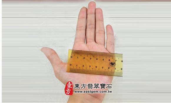 以上面的手掌為例，量測出來的示七公分（70mm）。那麼對照下面的表格。就適合帶手圍17.5~18.5的玉鐲。或是53mm~55mm的玉鐲