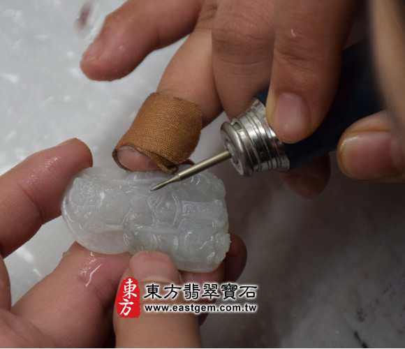 媽祖 雙手持令牌翡翠吊墜製作過程-使用小支的鑽頭來處理媽祖手部和衣紋的細部體態，做更細緻的雕琢
