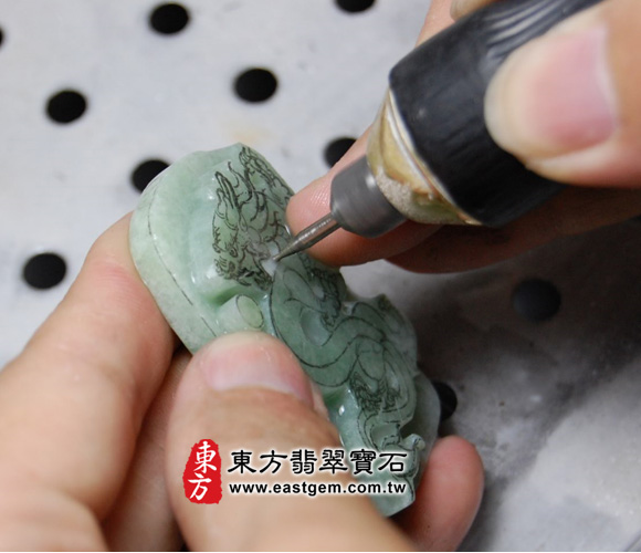 神龍翡翠吊墜製作過程-更換更小支的鑽頭來刻細部體態，一個玉雕手工師傅會有50把以上不同的鑽刀頭，以適應各種不同角度的雕刻