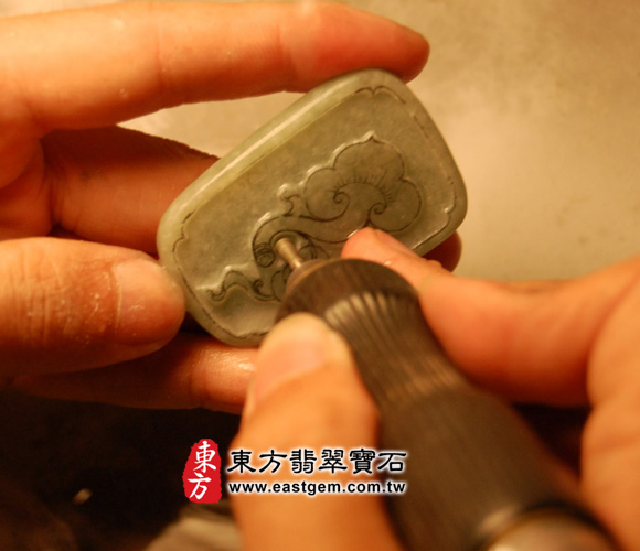 神龍翡翠吊墜製作過程-用細的鑽頭，將如意及銅錢的樣子雕刻出來