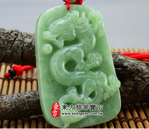 神龍翡翠吊墜製作過程-東方翡翠寶石的龍排吊墜，青翠陽綠，非常清新淡雅，所呈現出來的質感十分高貴，非常值得珍藏擁有。