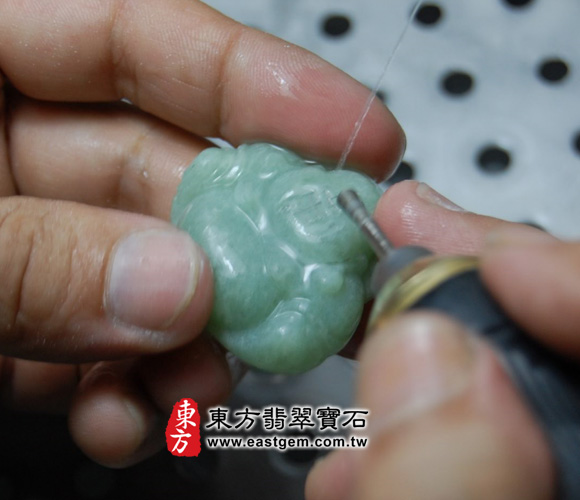 彌勒佛翡翠吊墜製作過程-用細的鑽頭，將臉的相貌雕刻出來
