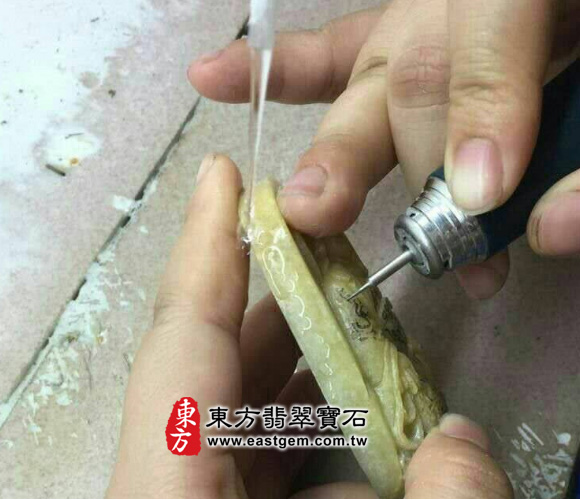 玄天上帝翡翠吊墜製作過程-師傅正仔細的雕著服裝上的龍