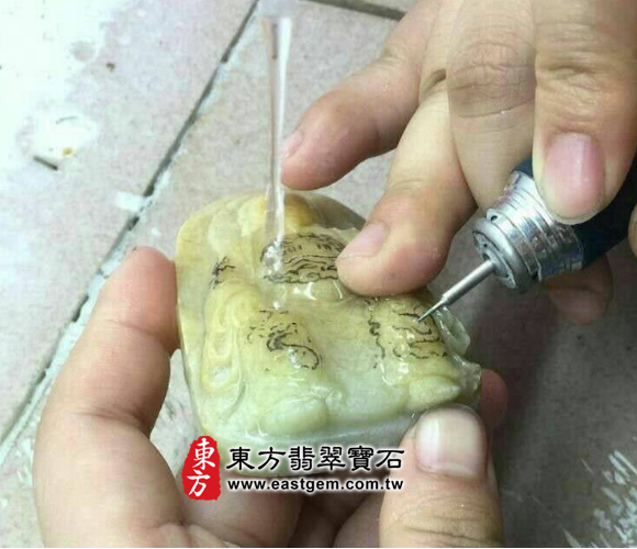 玄天上帝翡翠吊墜製作過程-雕刻衣袍右下角的龍