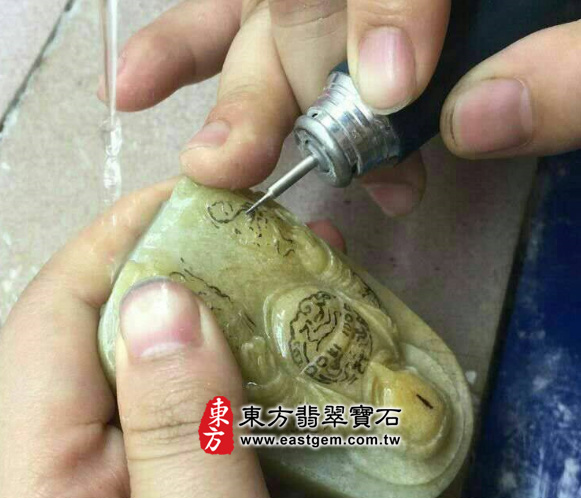 玄天上帝翡翠吊墜製作過程-雕好之後，換雕衣袍左下角的龍紋。