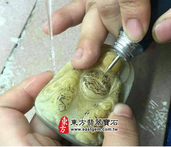 玄天上帝翡翠吊墜製作過程-雕好之後，換雕衣袍正中央的祥瑞紋路。