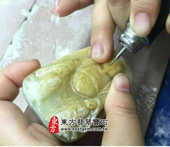 玄天上帝翡翠吊墜製作過程-接下來，換刻玄天上帝臉部，一個玉雕手工師傅會有50把以上不同的鑽刀頭，以適應各種不同角度的雕刻