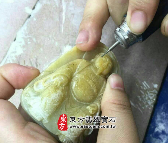 玄天上帝翡翠吊墜製作過程-師傅正在雕琢眼窩輪廓。