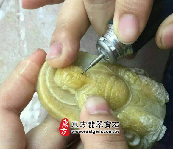 玄天上帝翡翠吊墜製作過程-使用小支的鑽頭來處理細部體態，做更細緻的雕琢。。