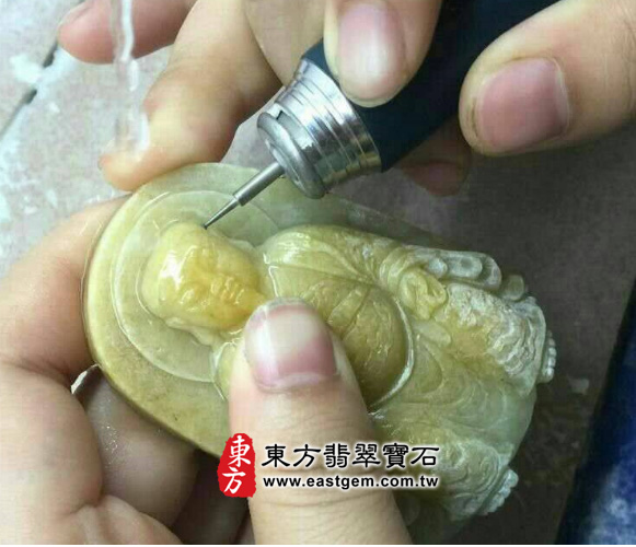 玄天上帝翡翠吊墜製作過程-接著要繼續畫稿。將觀音的手部，腳部，蓮花，再次畫上。