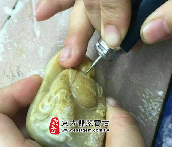 玄天上帝翡翠吊墜製作過程-師傅正在做最後的修飾