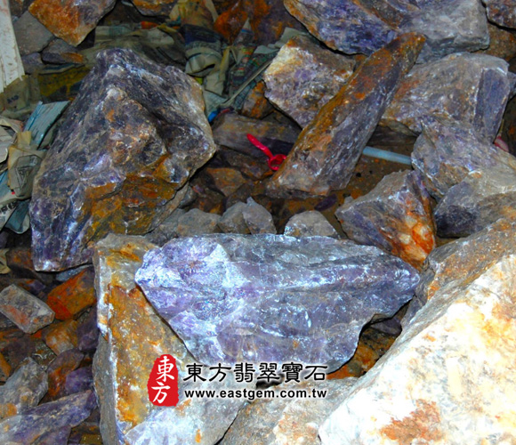 先從紫水晶原礦裡面，尋找適合的紫水晶雕刻獅子抱元寶的材料。從這張紫水晶的原礦，可以看出紫水晶的料子都會有很厚的石皮，需要將石皮切除以後，中間的地方才會是紫色的