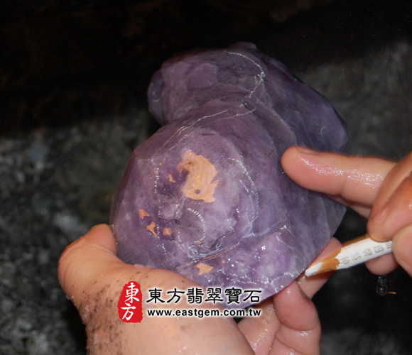 針對獅子背上的體態和中軸線，用繪圖筆勾勒出線條，這樣雕刻的時候，心中才有一的施工的藍圖，以及更精準的掌握細節