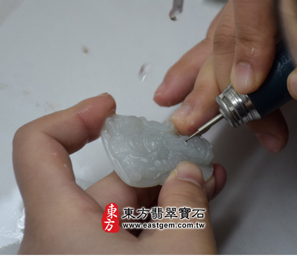 文昌帝君翡翠吊墜製作過程-不斷的細部修飾，讓深淺更立體，可以看出不管是衣服細節、各個部位的設計，都非常精緻好看。