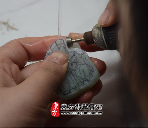 翡翠、吊飾王母娘娘翡翠吊墜 製作過程-如圖，師傅正在做內部輪廓的初步微雕。