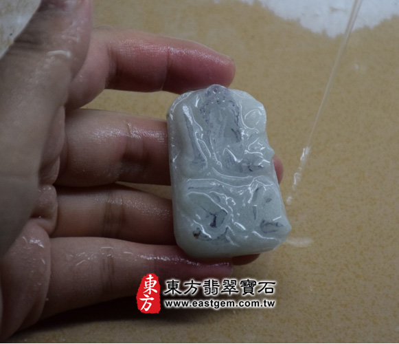 玄天上帝翡翠吊墜製作過程-如圖，玄天上帝的吊墜，初步輪廓已成。