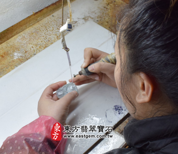 玉皇上帝翡翠吊墜製作過程-東方翡翠寶石的玉雕大師，正在進行雕刻。好的雕刻能夠把玉器的狀況，以及想要雕刻的紋理，兩者做一個結合