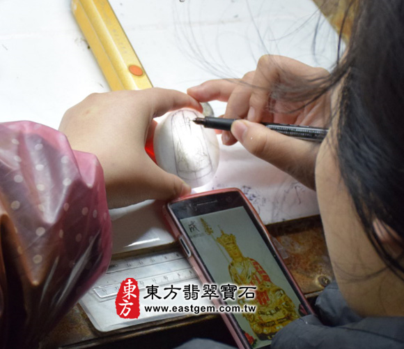 地藏王菩薩翡翠吊墜製作過程-照片上的豆種翡翠，是十五年前收藏的原料，非常珍貴，市場上已經不容易買到