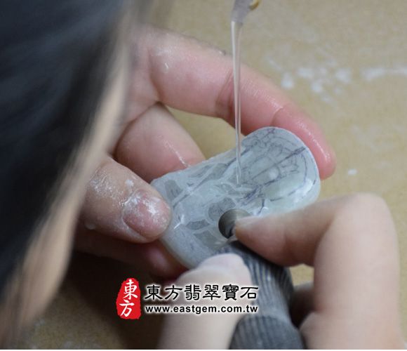 地藏王菩薩翡翠吊墜製作過程-東方翡翠寶石的玉雕大師，正在進行雕刻。好的雕刻能夠把玉器的狀況，以及想要雕刻的紋理，兩者做一個結合
