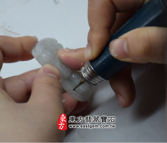 地藏王菩薩翡翠吊墜製作過程-更換小支的鑽頭來刻細部體態。