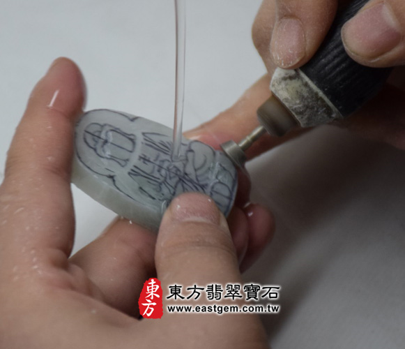 佛祖翡翠吊墜製作過程-東方翡翠寶石的玉雕大師，正在進行去底雕刻。好的雕刻能夠把玉器的狀況，以及想要雕刻的紋理，兩者做一個結合。