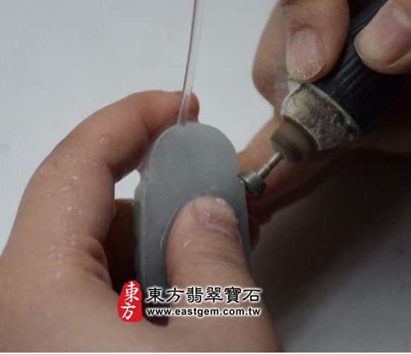 佛祖翡翠吊墜製作過程-雕刻外型輪廓的過程中需灑水，以避免摩擦生熱，或是工具強烈震動去造成內部結構損壞