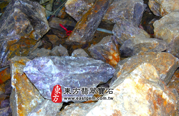 先從紫水晶原礦裡面，尋找適合的紫水晶雕刻獅子抱元寶的材料