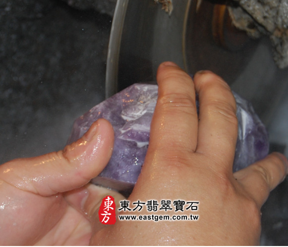 依照獅子的形狀，繼續雕刻。讓獅子的輪廓和細節，能逐漸雕刻出來2