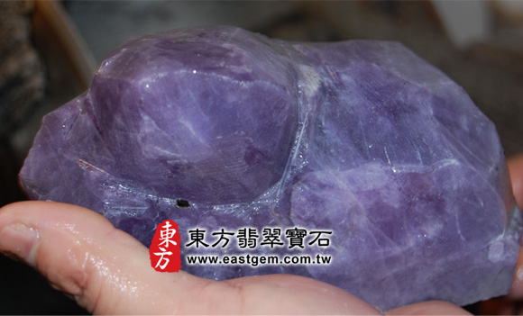 這是第二次粗胚打磨的成品，這時候可以看出，獅子的前掌、獅頭、以及整體獅身坐臥的樣貌