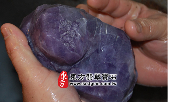 這是第二次粗胚打磨的成品，這時候可以看出，獅子的前掌、獅頭、以及整體獅身坐臥的樣貌2