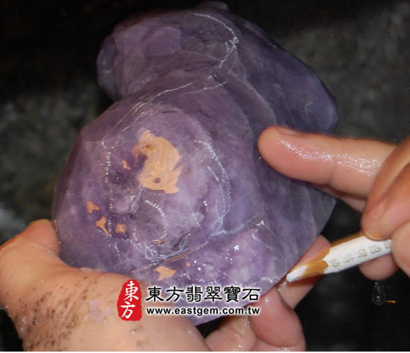 針對獅子背上的體態和中軸線，用繪圖筆勾勒出線條，這樣雕刻的時候，心中才有一的施工的藍圖，以及更精準的掌握細節