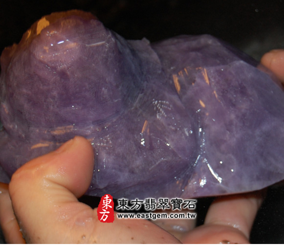 針對獅子背上的體態和中軸線，用繪圖筆勾勒出線條，這樣雕刻的時候，心中才有一的施工的藍圖，以及更精準的掌握細節2