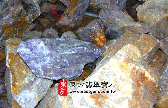 先從紫水晶原礦裡面，尋找適合的紫水晶雕刻獅子抱元寶的材料2