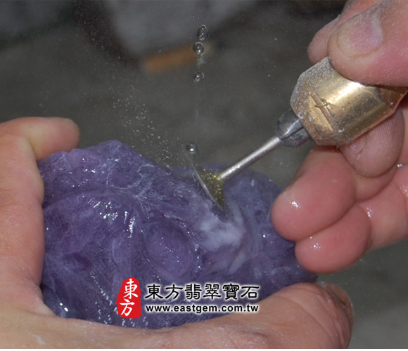 粗胚完成後，就要用細部的雕刻工具，去雕刻獅子的紋理
